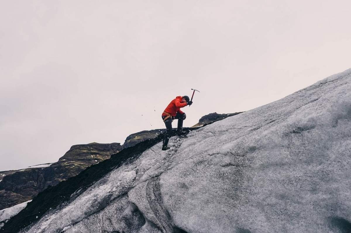 Un alpinist român de 32 de ani a murit în Belgia, după ce a căzut în gol 200 de metri