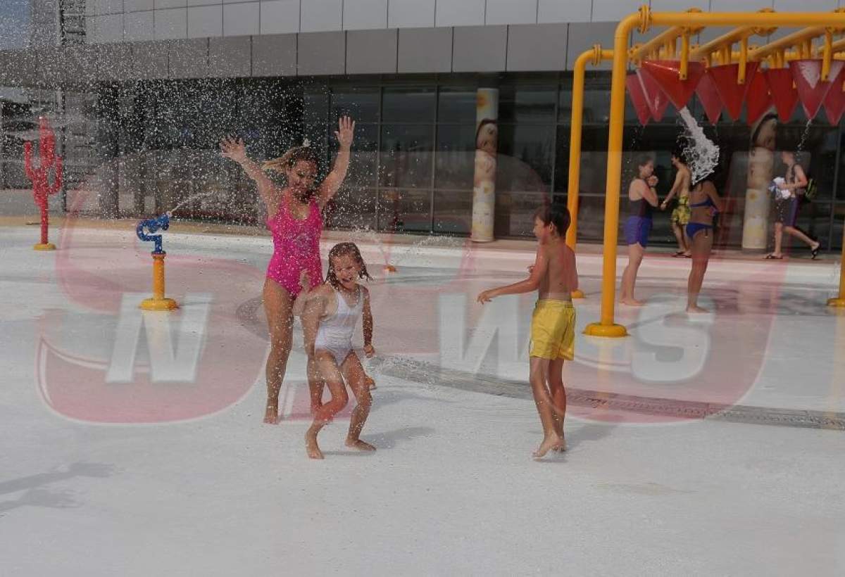 FOTO / A adus pe lume doi copii, dar arată fantastic. Cum se distrează Bianca Sârbu cu micuţii la piscină