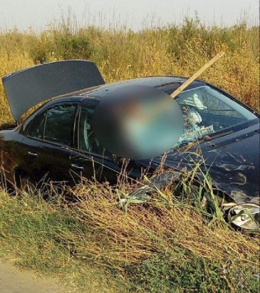 FOTO / Accident cumplit în Olt! Un bărbat a fost făcut bucăți în urma unui impact dintre căruța în care se afla și un autoturism