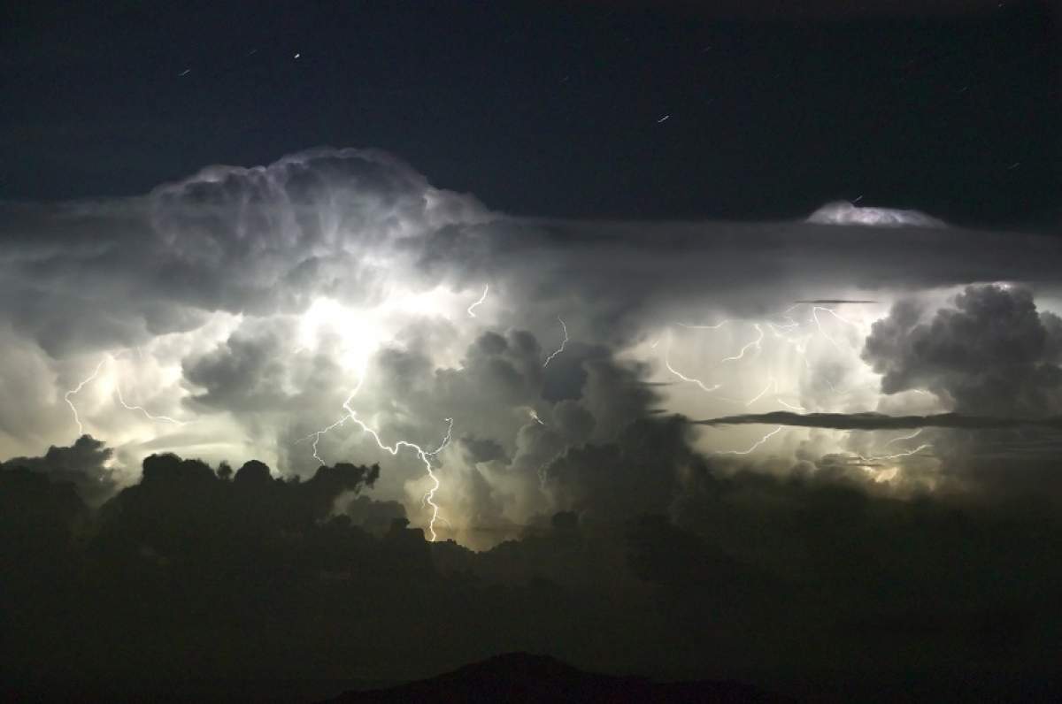 ANM lansează avertizări meteo cu efect imediat! E cod galben de furtuni în România