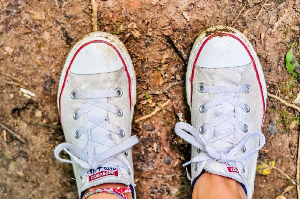 Ce înseamnă să visezi pantofi murdari? Te paște un mare pericol!