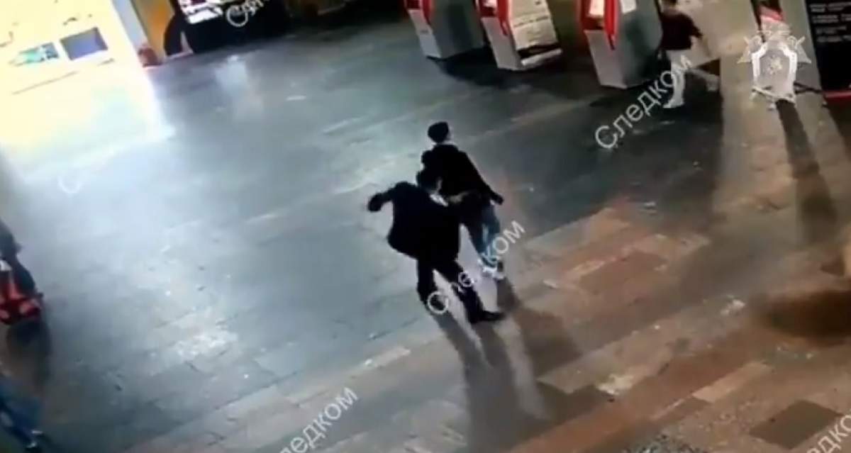 VIDEO / Teroare la metrou! Un călător a fost înjunghiat, sub privirile șocate ale oamenilor