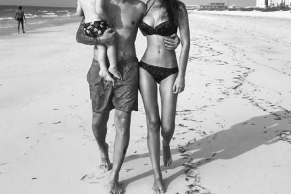 FOTO / Cu ce „briliant” se mândrește Adrian Mutu! A mers la plajă cu Tiago și Sandra, iar șatena a atras toate privirile