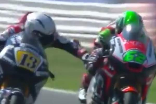 VIDEO / Tentativă de omor în motociclism! Un pilot i-a apăsat frâna unui rival la 217 km/h!