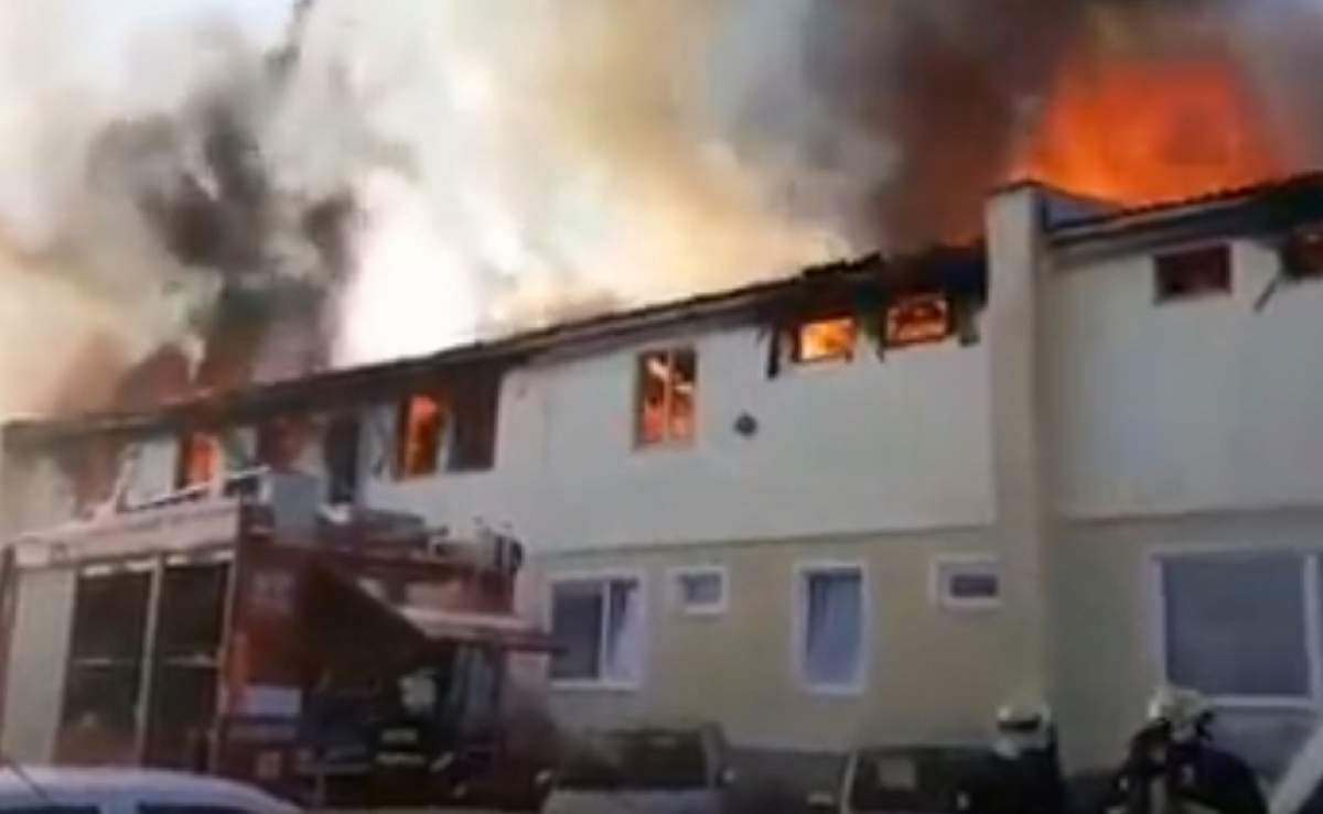 VIDEO / Incendiu puternic într-un imobil din Cehia, unde locuiesc mulţi români! Flăcările au cuprins întreaga clădire