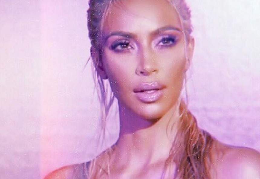 FOTO / Kim Kardashian, pozată în pielea goală, acoperită doar de flori: "Nu mai ești tu, prea mult photoshop