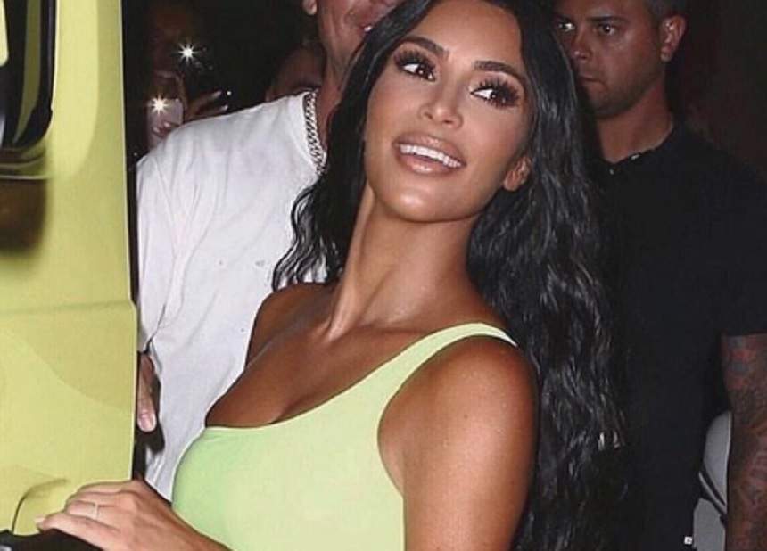 FOTO / Kim Kardashian, pozată în pielea goală, acoperită doar de flori: "Nu mai ești tu, prea mult photoshop