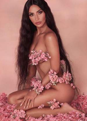FOTO / Kim Kardashian, pozată în pielea goală, acoperită doar de flori: "Nu mai ești tu, prea mult photoshop