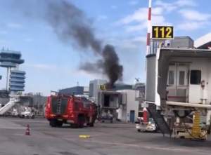 Incendiu puternic la Aeroportul Otopeni! O pasarelă a unui terminal, cuprinsă de flăcări