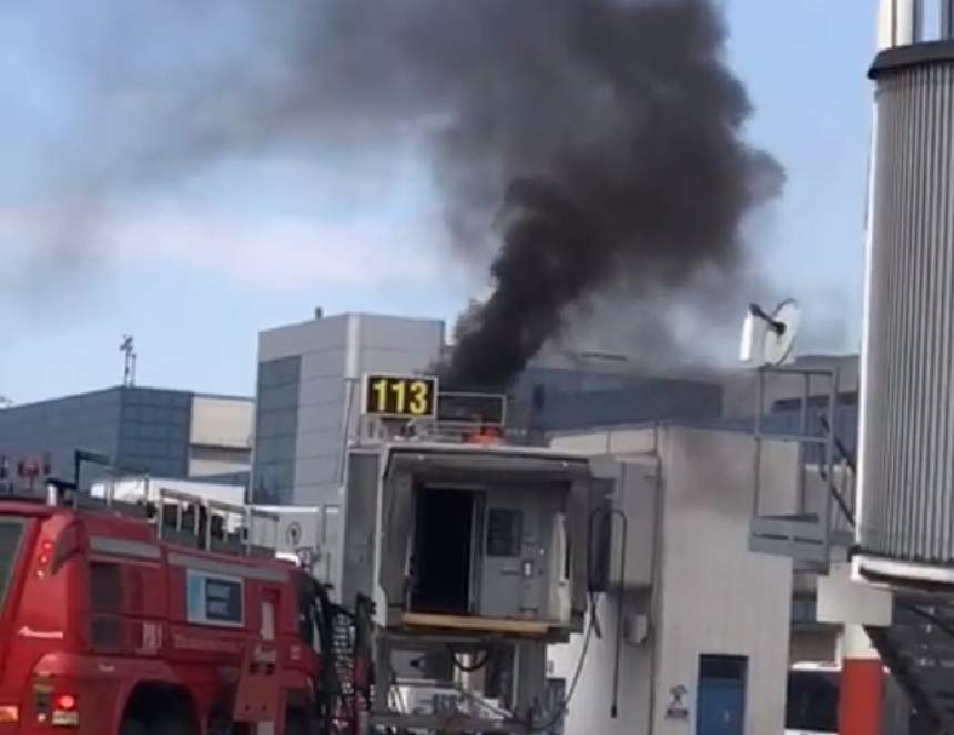 Incendiu puternic la Aeroportul Otopeni! O pasarelă a unui terminal, cuprinsă de flăcări