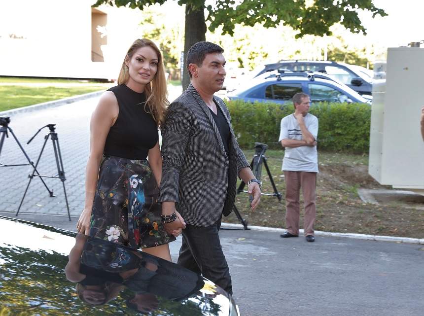 FOTO EXCLUSIV / Aşa arată Valentina Pelinel la cununia civilă cu Cristi Borcea. Vedeta a ales o rochie de vis în ziua cea mare