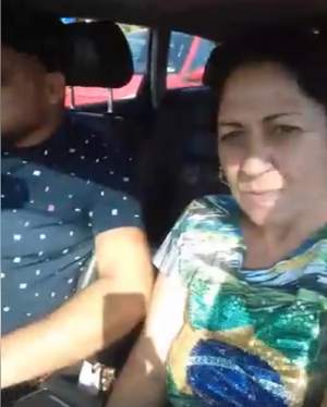 VIDEO / Mama lui Babi Minune, în ton cu moda! Face live în maşină şi ascultă muzica fiului la maximum