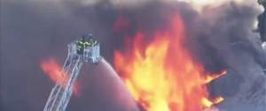 VIDEO / TRAGIC! Explozii în lanţ şi incendii de proporţii. Un tânăr de 18 ani şi-a pierdut viaţa