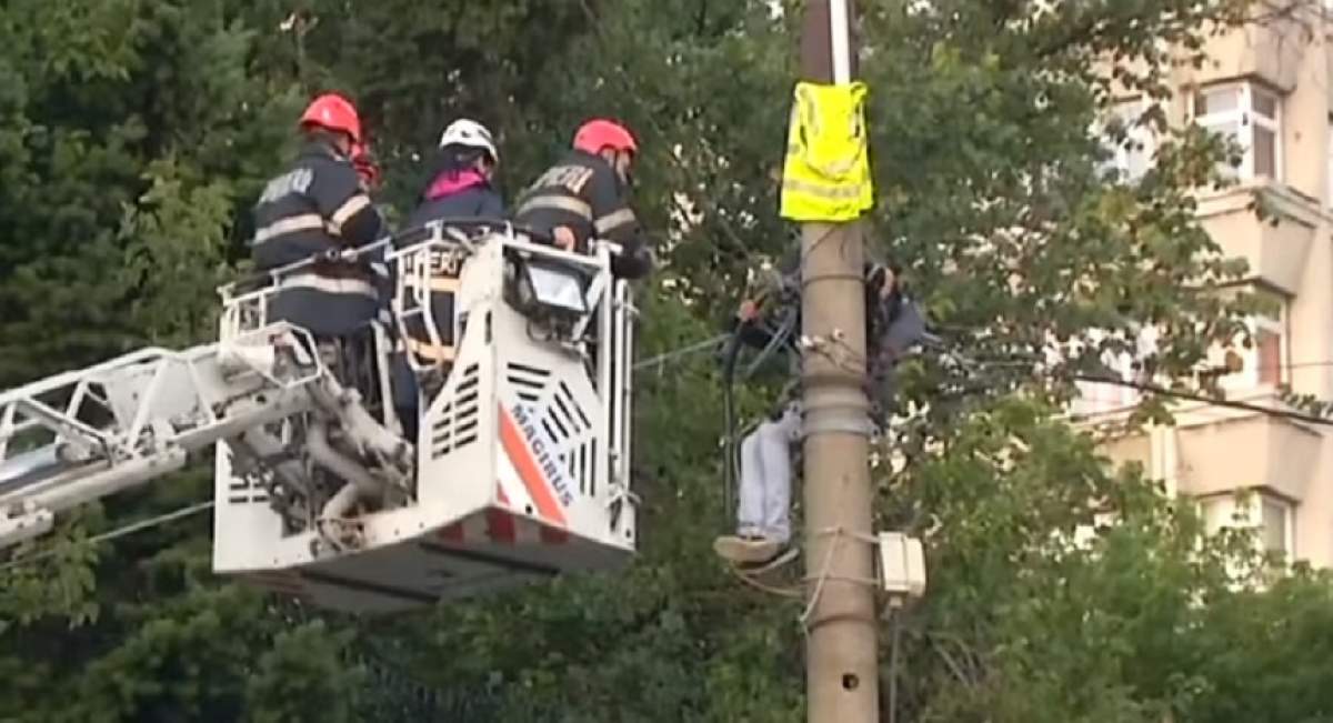 Scene şocante la Cotroceni! S-a urcat pe un stâlp şi refuză să coboare