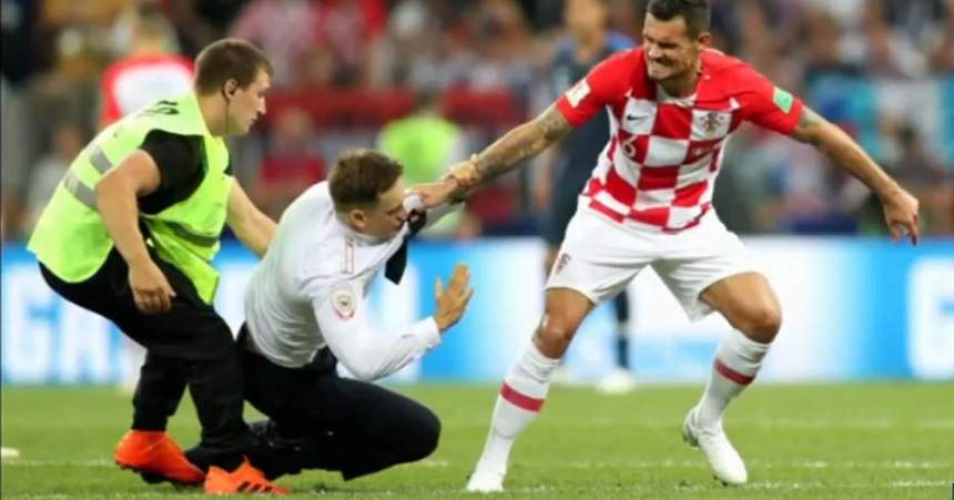 Suporterul care a intrat pe teren la Cupa Mondială ar fi fost otrăvit. "Viaţa lui este în pericol"