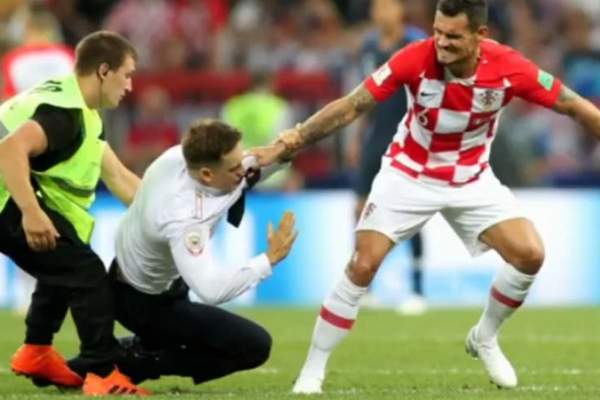Suporterul care a intrat pe teren la Cupa Mondială ar fi fost otrăvit. "Viaţa lui este în pericol"