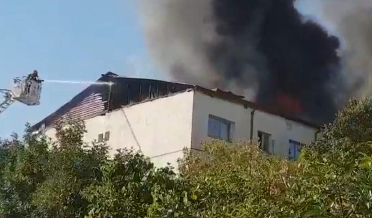 FOTO & VIDEO / Incendiu de proporții în Focșani! Acoperișul unui bloc s-a făcut scrum