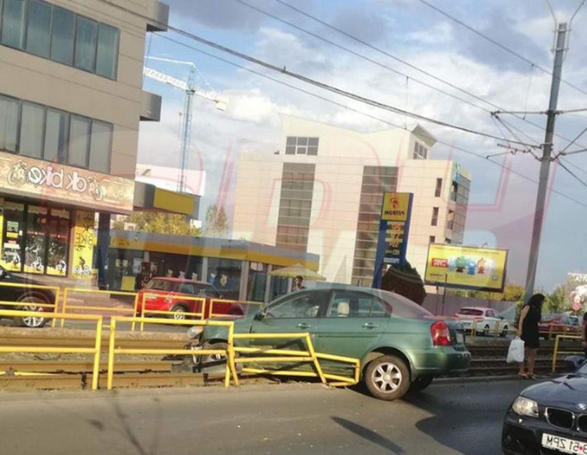 FOTO / Accident, în urmă cu câteva minute, la Crângaşi! Un şofer a spulberat gardul şi a ajuns pe linia de tramvai