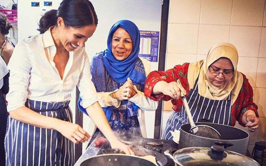 VIDEO & FOTO / Meghan Markle a ajuns la cratiţă. Soţia Prinţului Harry a gătit în scop caritabil!