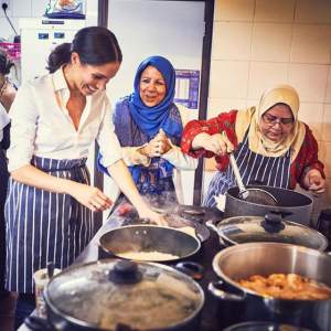 VIDEO & FOTO / Meghan Markle a ajuns la cratiţă. Soţia Prinţului Harry a gătit în scop caritabil!