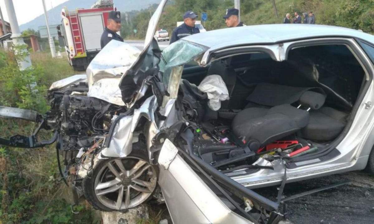 O şoferiţă de 33 de ani a murit în această dimineaţă, la Herculane. Atentă la telefon, femeia a intrat pe contrasens într-un TIR