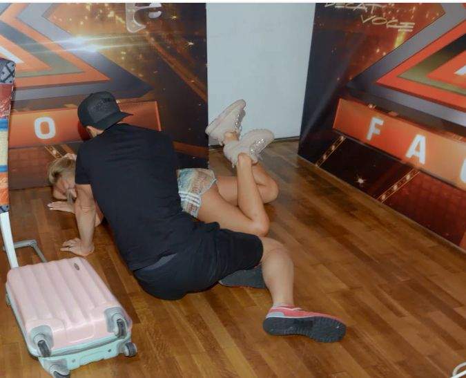 VIDEO / Delia s-a accidentat, în culise la „X Factor”. De vină a fost Mihai Bendeac!