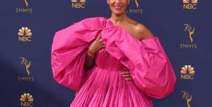 FOTO / Vedeta care a venit îmbrăcată cu plapuma la Premiile Emmy 2018. Conduce lista celor mai prost îmbrăcate starlete