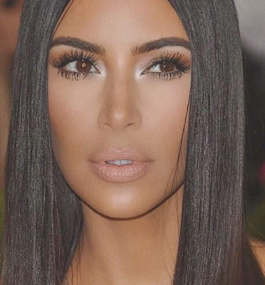 FOTO / Betty Stoian se transformă în Kim Kardashian? Te uiți la ele și zici că sunt gemene