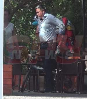 VIDEO PAPARAZZI / La un pas să rămână fără nasturii de la cămaşă! Soţul Alinei Sorescu a încurcat dulapul cu haine
