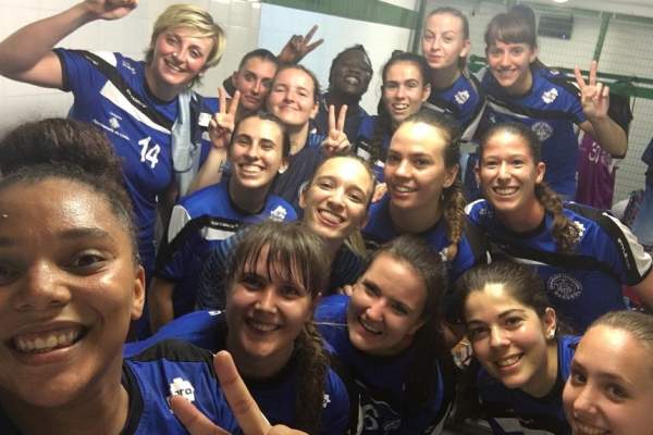 FOTO / Uluitor! O handbalistă din România şi-a alăptat copilul pe teren!