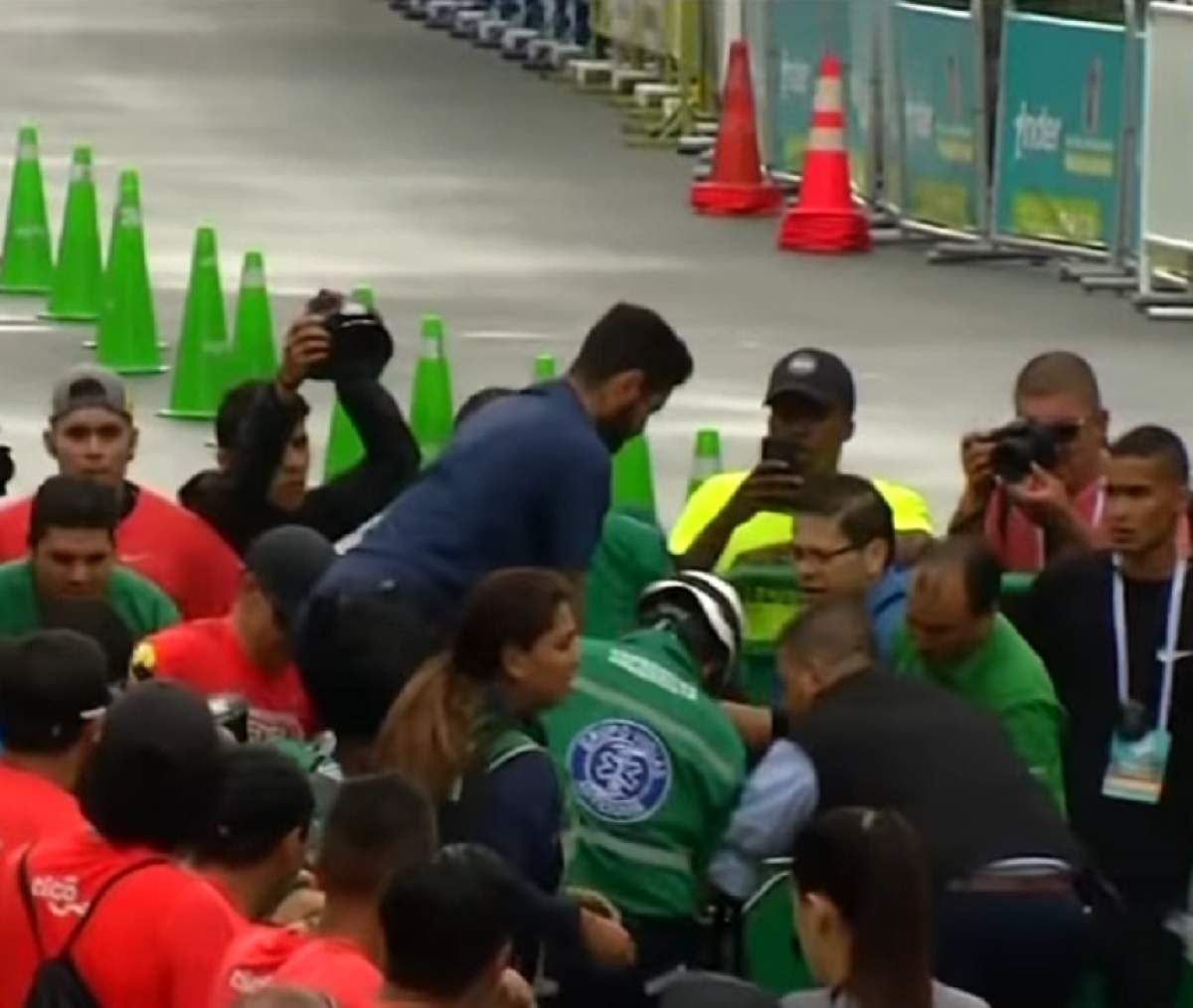 VIDEO / Întâmplări şocante în timpul unei curse din atletism! Un sportiv a fost lovit de o maşină, iar altul a făcut infarct şi a murit!