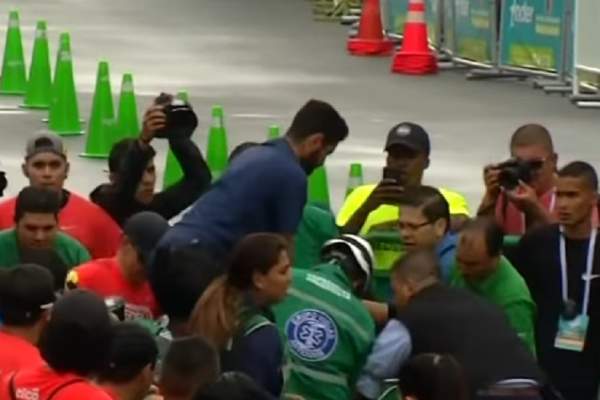 VIDEO / Întâmplări şocante în timpul unei curse din atletism! Un sportiv a fost lovit de o maşină, iar altul a făcut infarct şi a murit!