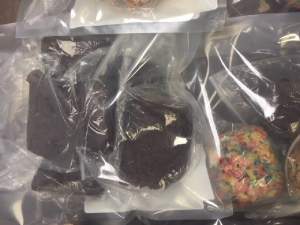 FOTO / Două enoriaşe au vândut prăjituri cu marijuana în biserică! Totul a început pe internet