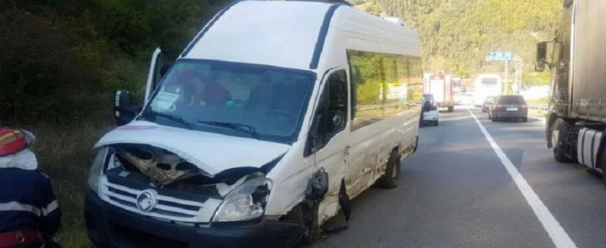 FOTO / Accident pe Valea Oltului! 3 autoturisme şi 18 persoane au fost implicate