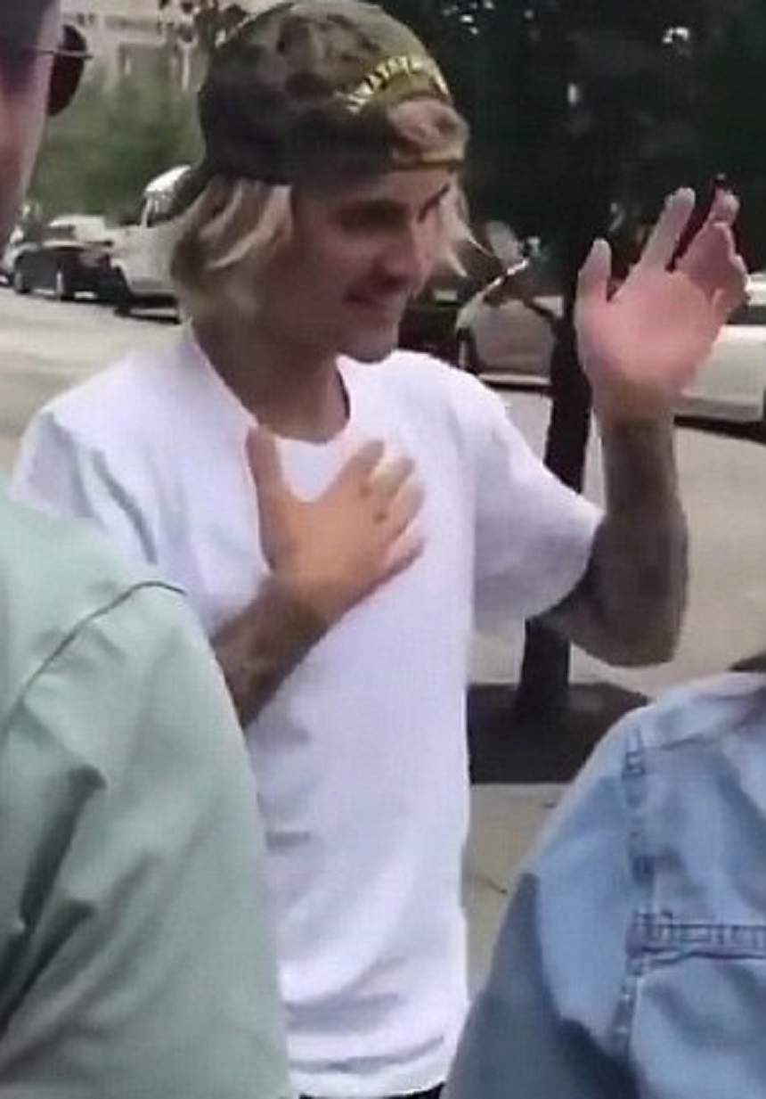 VIDEO / Îngrijorări pentru sănătatea lui Justin Bieber! Artistul a fost filmat tresărind și tremurând, la o întâlnire cu o fană