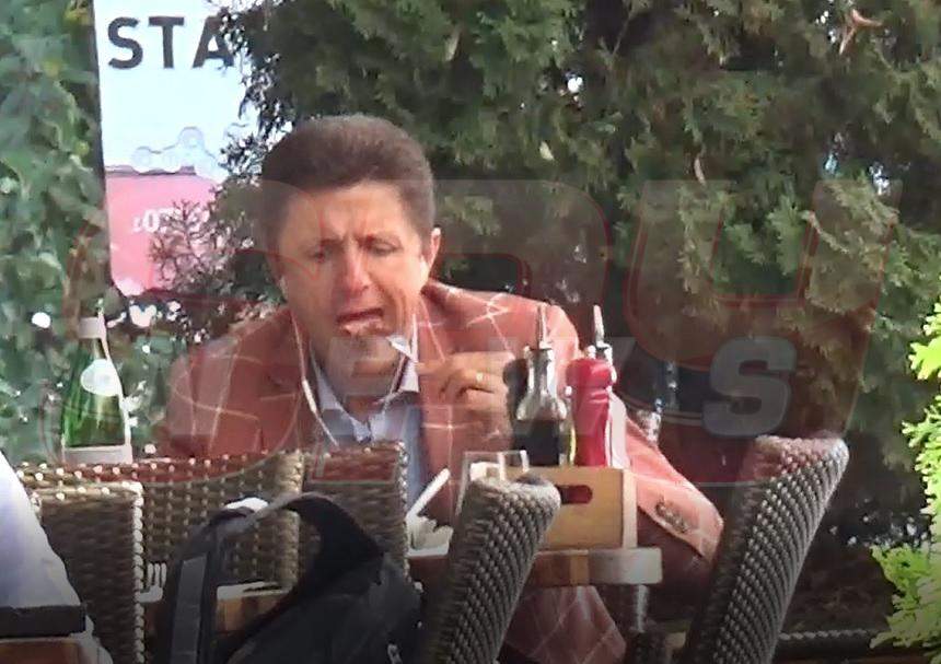 VIDEO PAPARAZZI / Gică Popescu poate concura oricând la un concurs de mâncat viteză! „Baciul”, surprins în timp ce turcii se băteau la gura lui