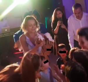 FOTO / Elena Gheorghe îi rupe turta micuței Amelie! Vedeta a cântat alături de mama sa la eveniment