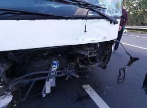 FOTO / Accident foarte grav între un autoturism şi un autocar, pe DN2! O persoană a murit