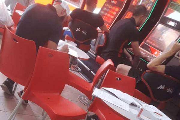 Scandal în sportul românesc! Mai mulţi fotbalişti au fost surprinşi într-o casă de pariuri îmbrăcaţi în echipamentul clubului: „E ceva foarte grav”