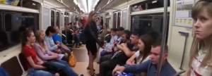 VIDEO / O studentă la Drept a atacat zonele intime ale bărbaţilor la metrou! A folosit 30 litri de înălbitor