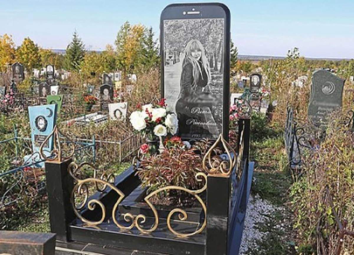 FOTO / O rusoaică are "stil", chiar și pe lumea cealaltă! Mormântul ei seamănă cu un service de telefoane mobile