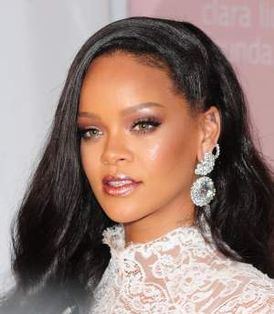Panică pentru Rihanna! Poliţia i-a înconjurat din nou casa