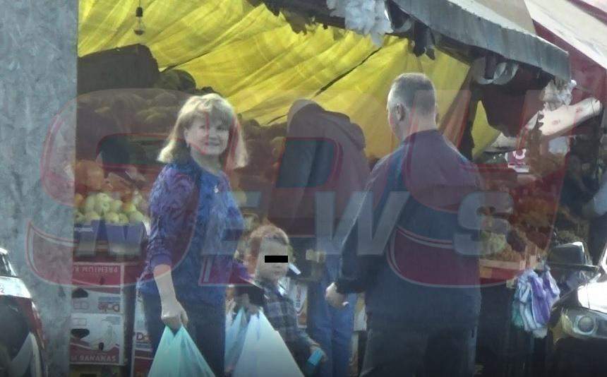 VIDEO PAPARAZZI / A fost Prima Doamnă a României, dar se comportă precum oamenii obişnuiţi! Ce a făcut Maria Băsescu de faţă cu nepoţii săi