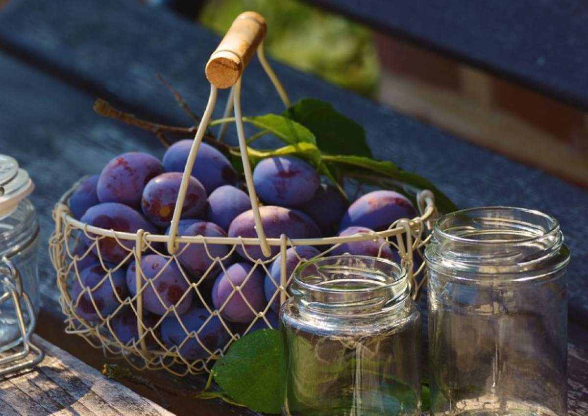 ÎNTREBAREA ZILEI! Ştiai că ţuica de prune este cel mai bun medicament natural pentru inimă, ficat şi sânge?