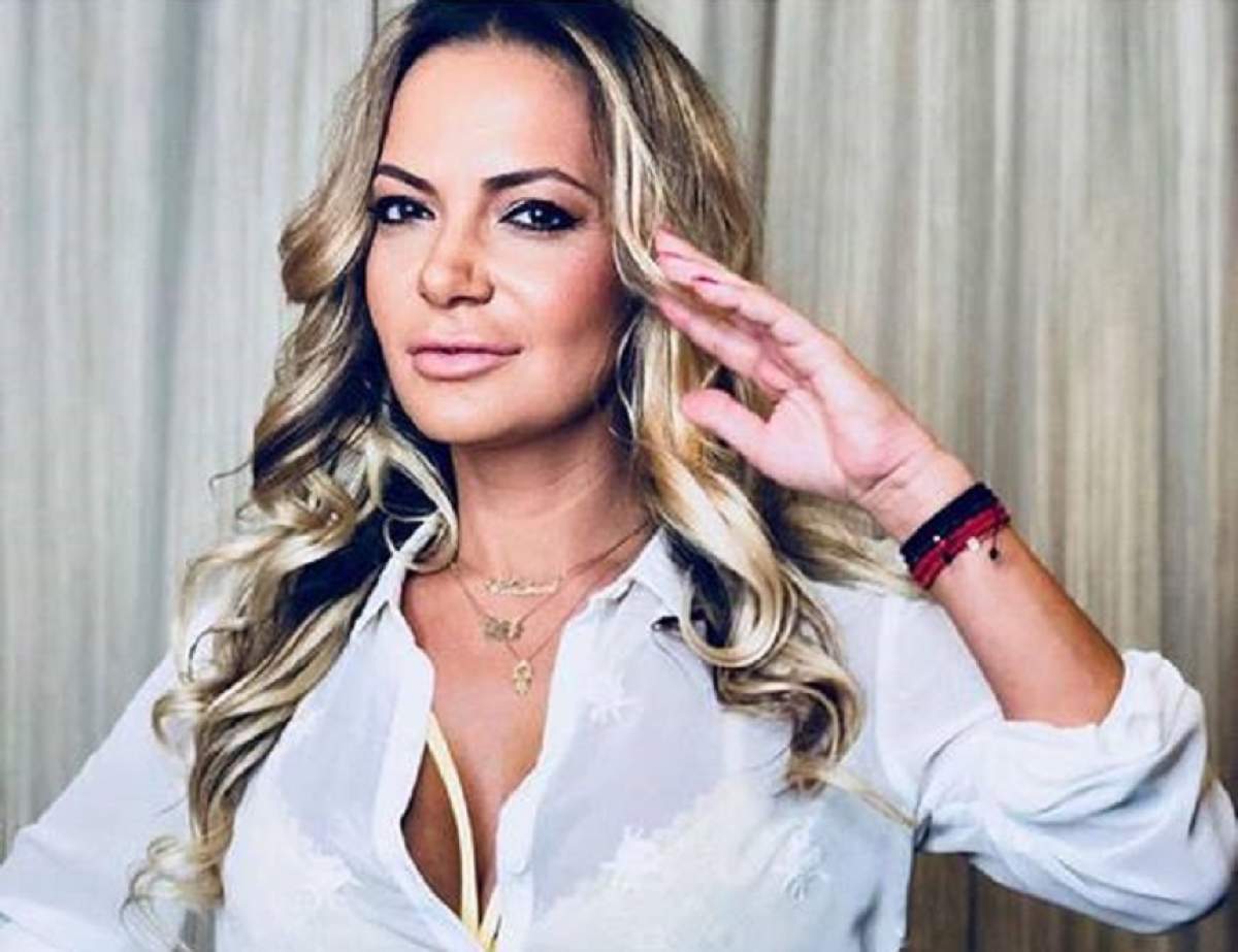 FOTO / Andreea Antonescu arată ca o pustoaică! Şi-a înfierbântat fanii cu un decolteu ameţitor