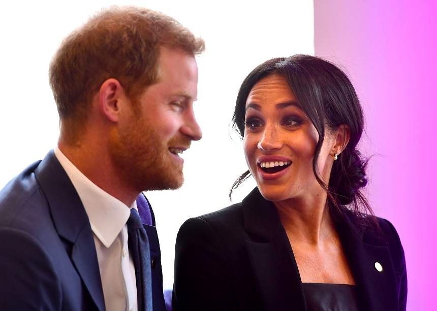 FOTO / Meghan Markle a "sărutat" cu nasul un alt bărbat! Ducesa a acceptat imediat invitația