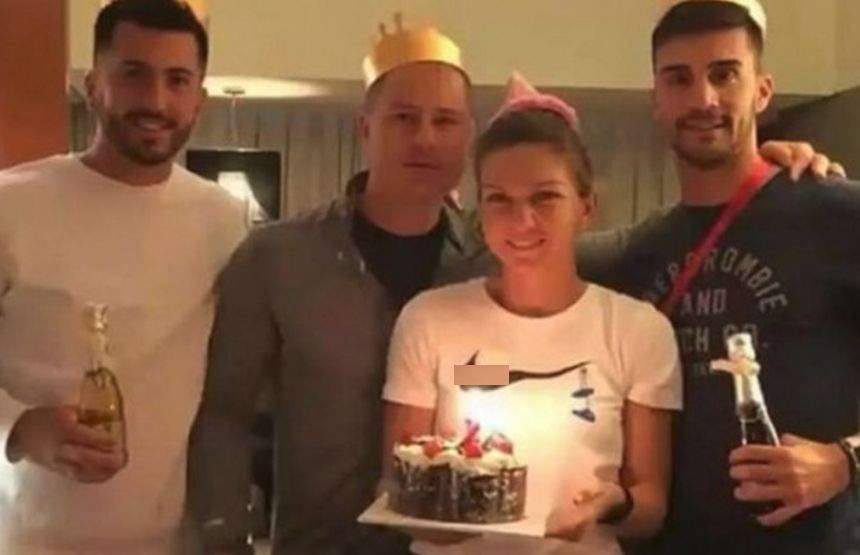 FOTO / Simona Halep, sărbătorită cu fast de colegi! Românca s-a pozat imediat alături de cadoul primit