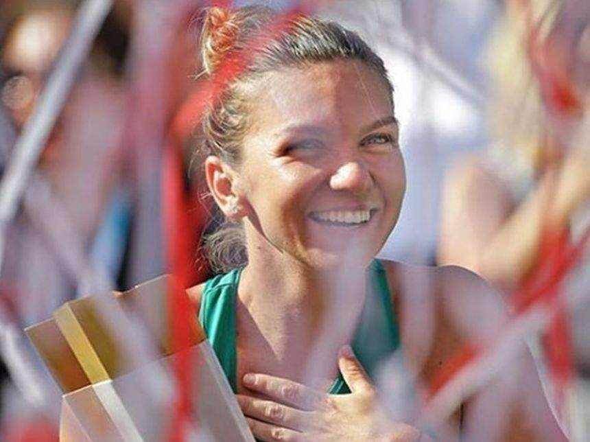 FOTO / Simona Halep, sărbătorită cu fast de colegi! Românca s-a pozat imediat alături de cadoul primit