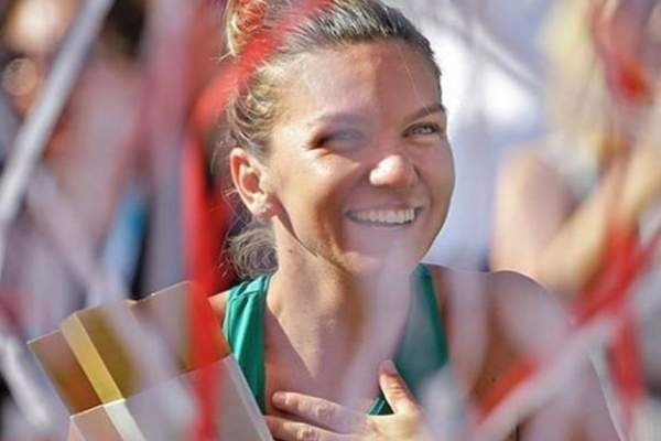 FOTO / Simona Halep, sărbătorită cu fast de colegi! Românca s-a pozat imediat alături de cadoul primit