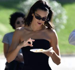 FOTO / Cine a spus că modelele se înfometează? Kendall Jenner înfulecă un sandwich pe nerăsuflate, în plină stradă